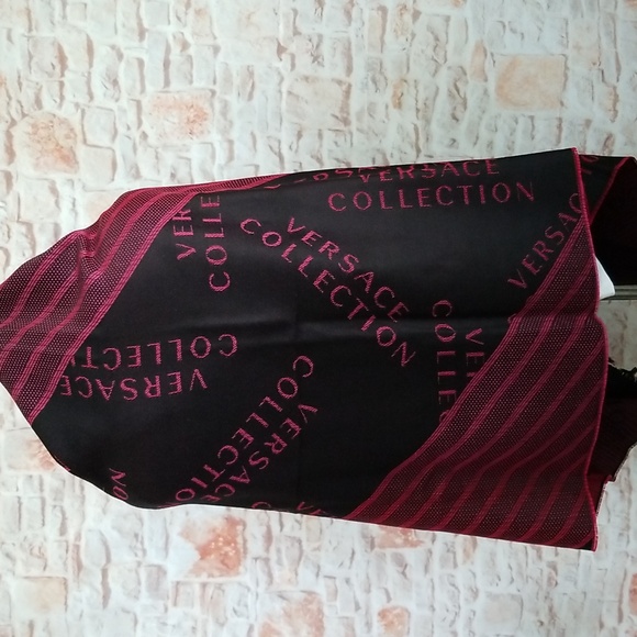 New Versace Logo Striped Scarf - Picture 6 of 13